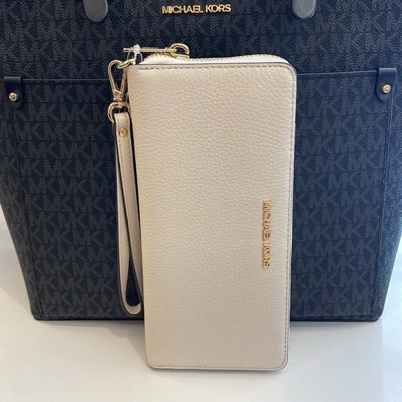 MICHAEL KORS
Leather Continental Wristlet Phone Case Wallet
Light Cream
NWT - Picture 13 of 16